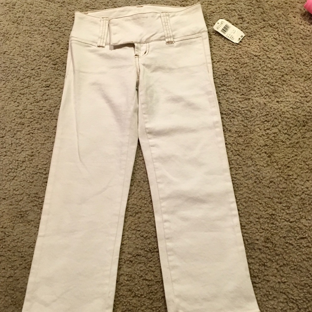New- Delias White Capri Jeans